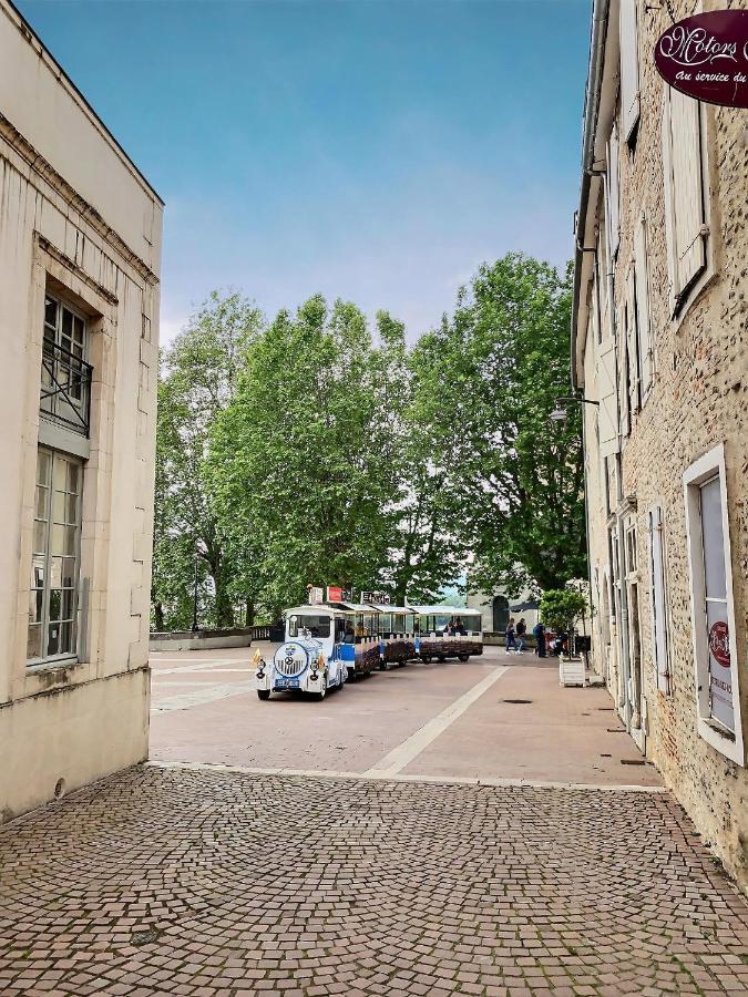 Vue Magique Sur Le Chateau Dans Un Quartier Populaire Pau Exterior photo